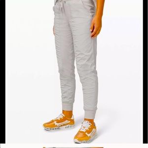 Lululemon dance studio joggers NWOT size 6